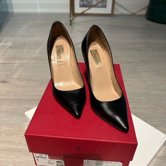 Valentino Garavino Black rockstud pump size 35. used, excellent condition - Picture 2 of 16